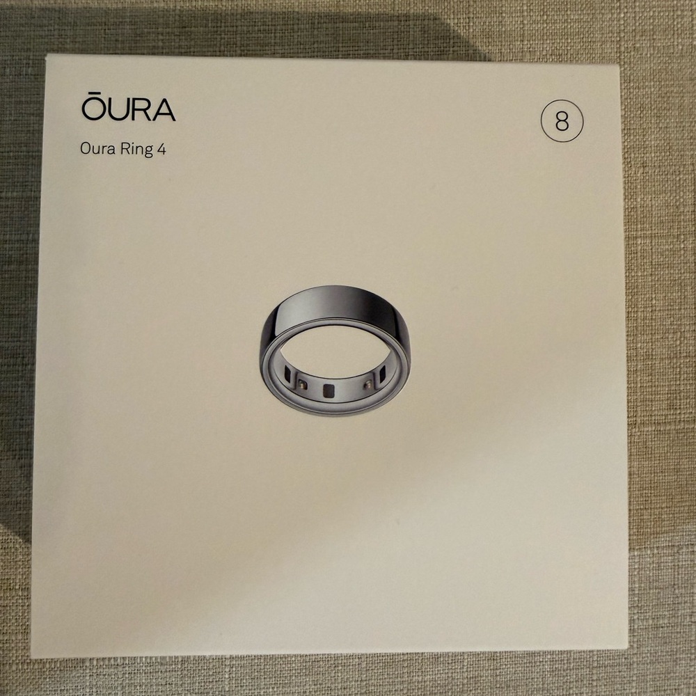 Oura Ring 4 in Elegant Silver